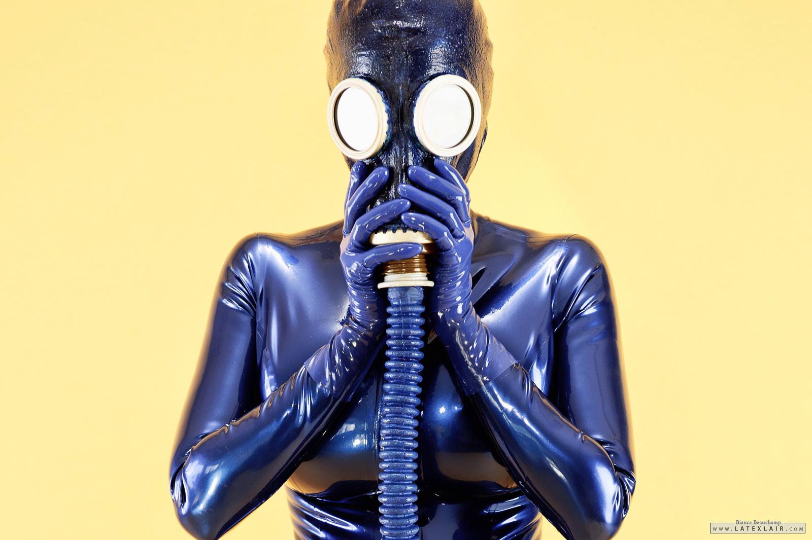 bluecatsuit_HR_yellowbgr004_002.jpg