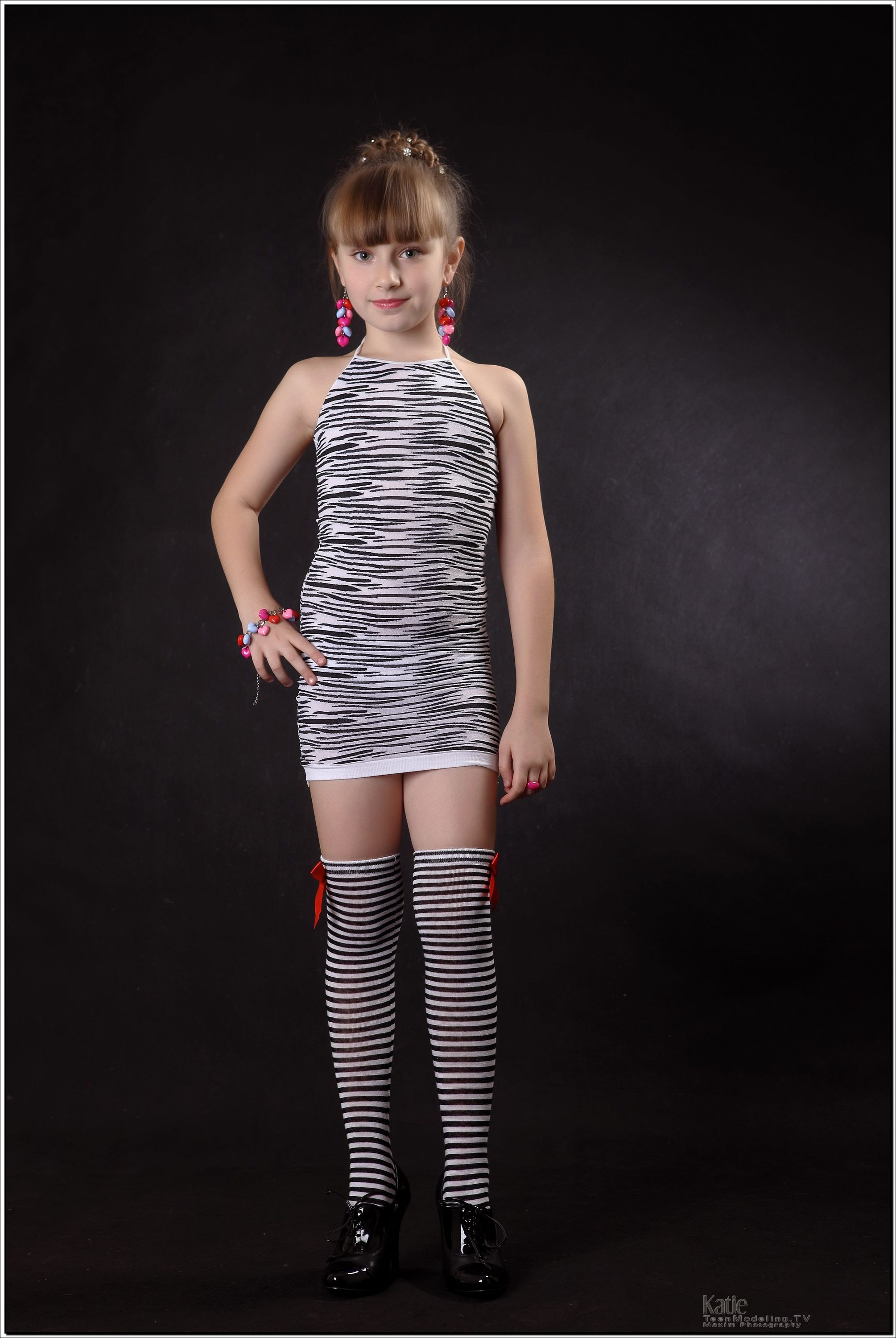 katie_model_stripedkneehighs_teenmodeling_tv_001.jpg