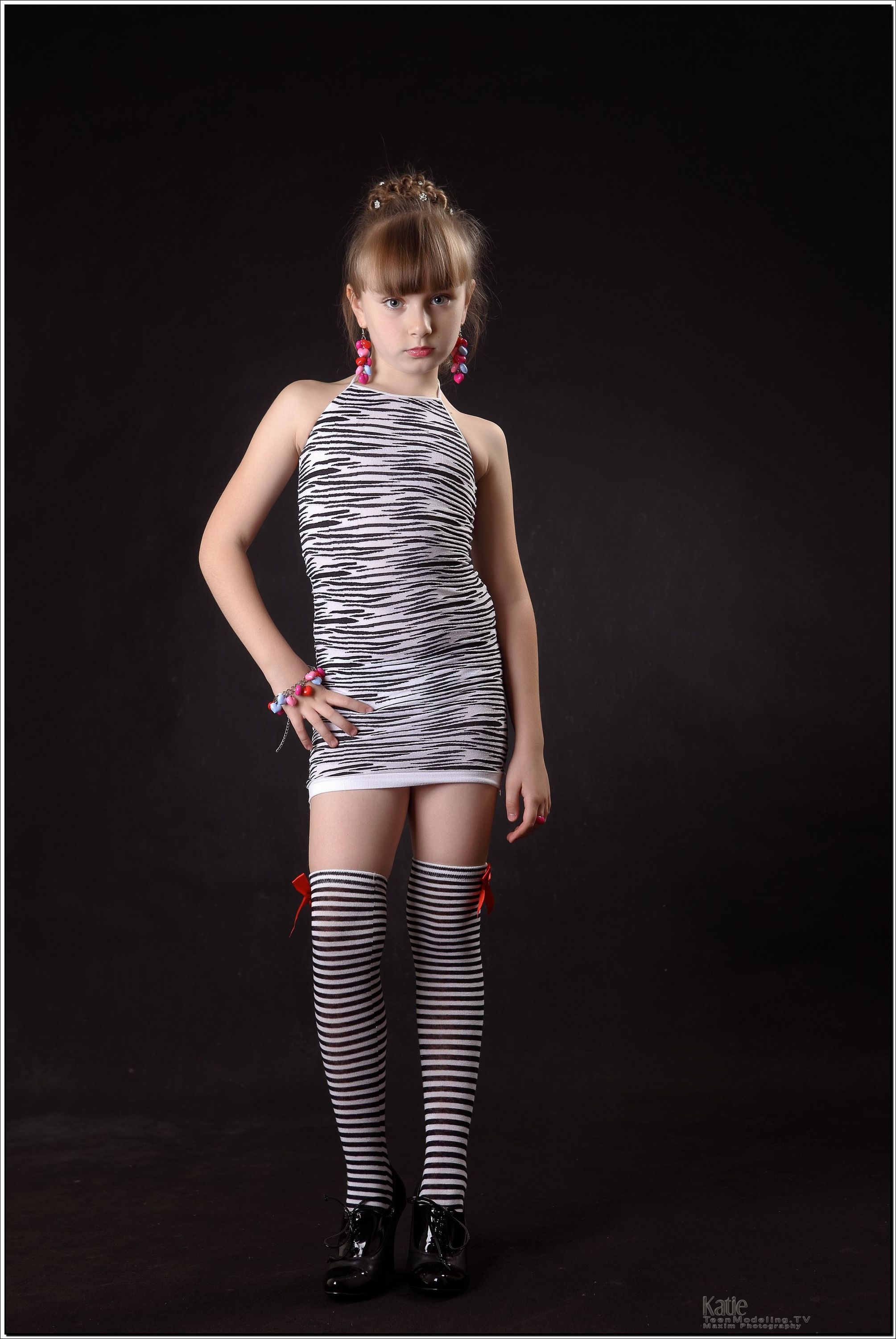 katie_model_stripedkneehighs_teenmodeling_tv_002.jpg