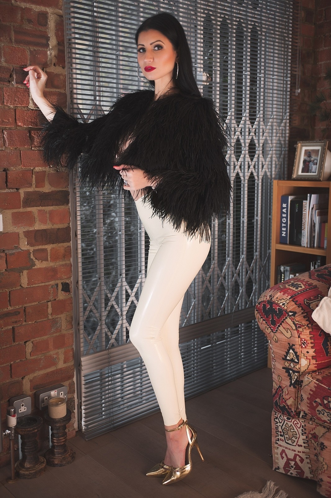 lillyroma_feb2016_white_leggings_fur_top_001.jpg