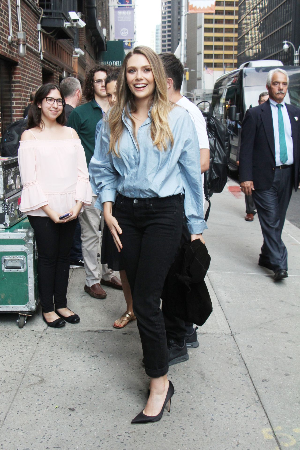 elizabeth-olsen-arriving-at-the-late-show-in-nyc-08-03-2017-2.jpg