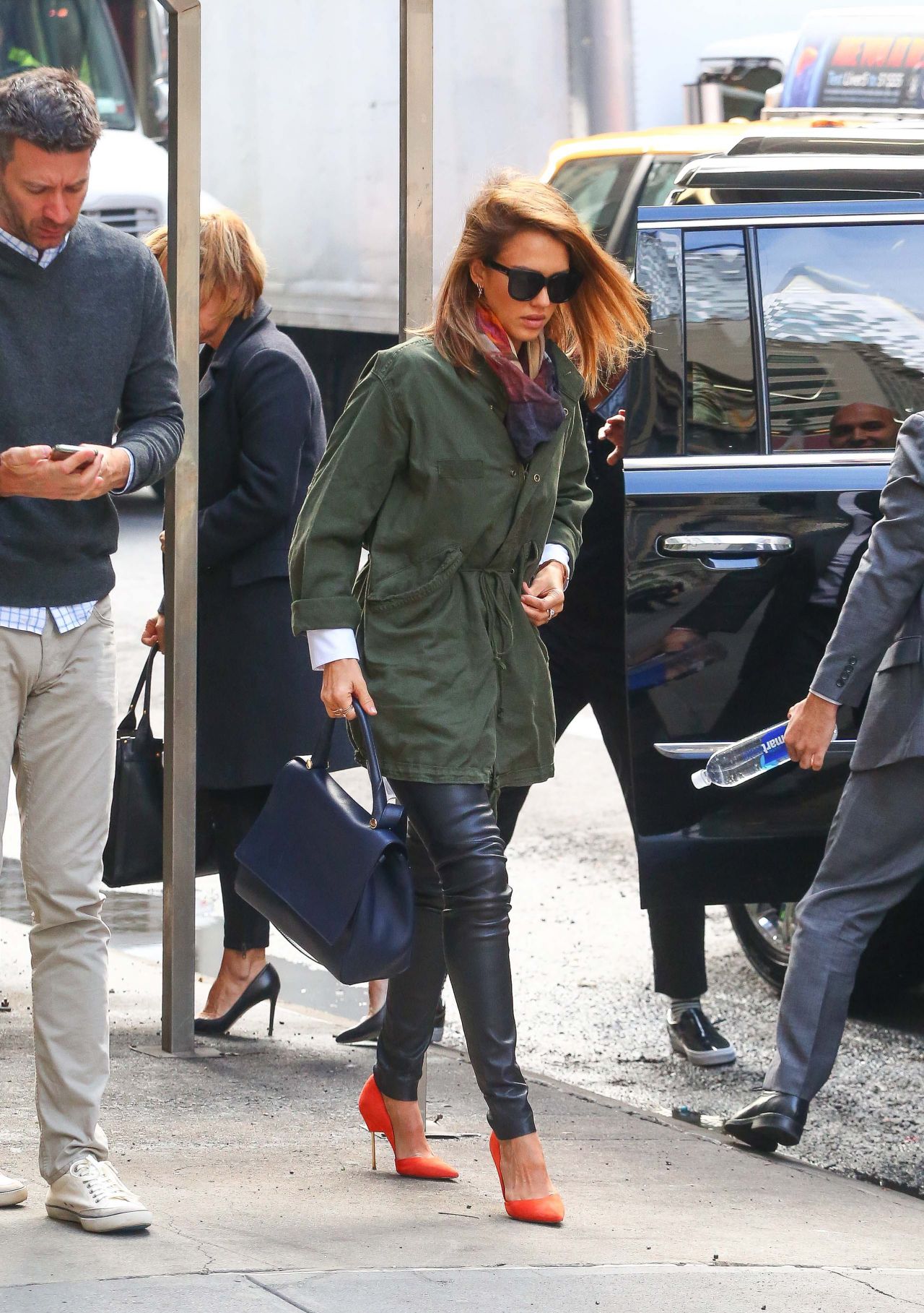 jessica-alba-casual-style-out-in-nyc-october-2015_2.jpg