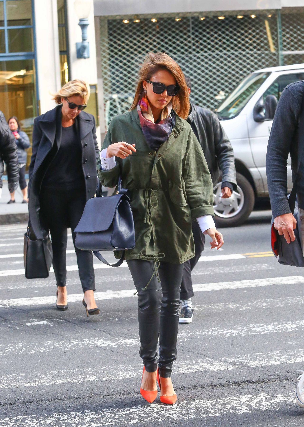 jessica-alba-casual-style-out-in-nyc-october-2015_1.jpg