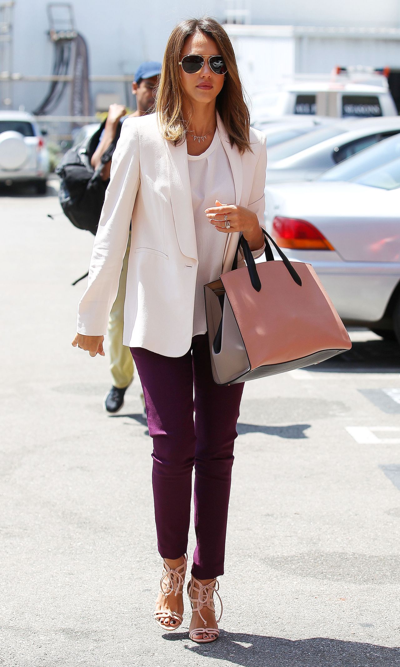 jessica-alba-casual-style-heads-to-the-office-in-santa-monica-july-2014_12.jpg